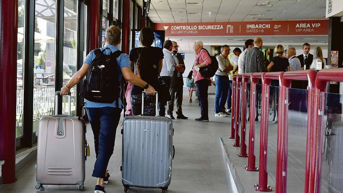 Forlì. Aeroporto: ritardi e cancellazioni al Ridolfi, estate di disagi