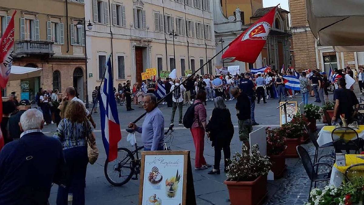 Ravenna, tensione in piazza per manifestazioni sul caso Cuba