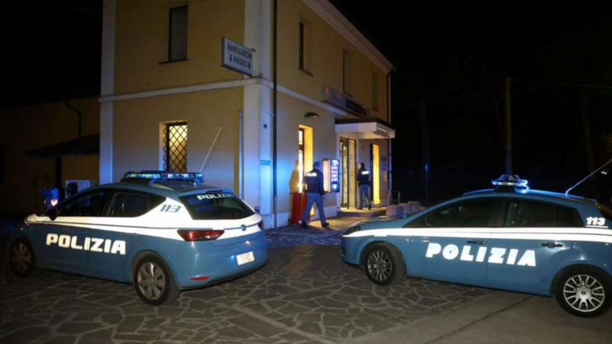Cesena: bandito solitario col coltello in farmacia