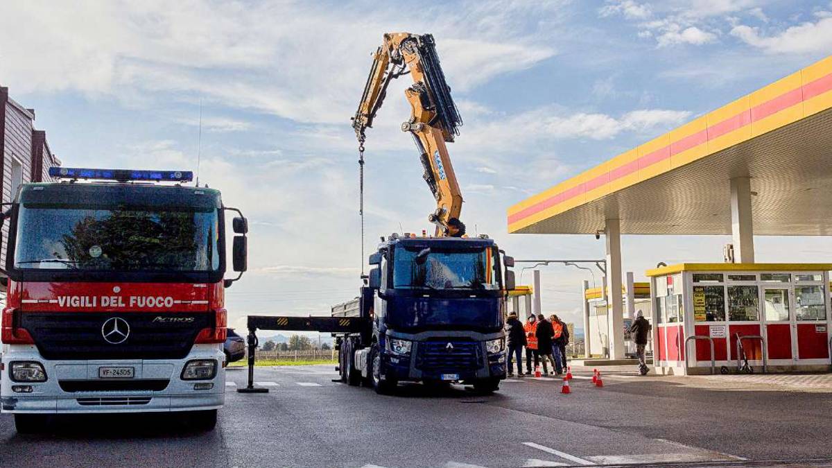 Bagnara, pesante carico si sgancia e schiaccia autotrasportatore