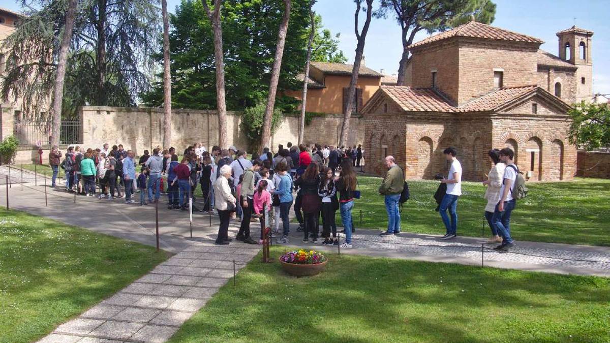 Schiaffo all'alunno durante la gita a Ravenna, prof assolto