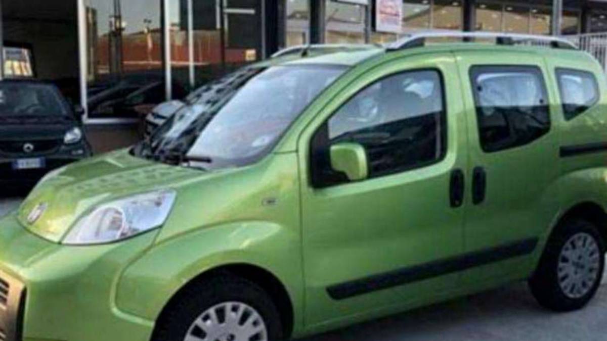 Longiano, auto rubata a stilista, abiti persi per strada e spariti