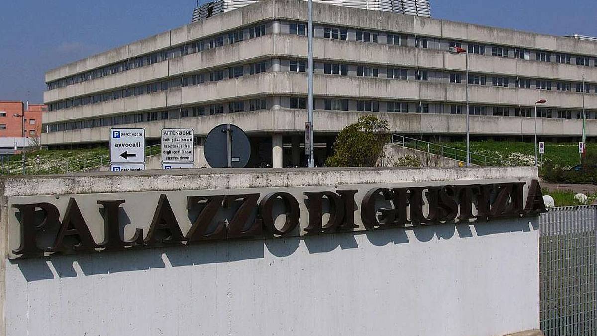 Ravenna, palpeggia figlia minorenne. Chiesto processo per 50enne