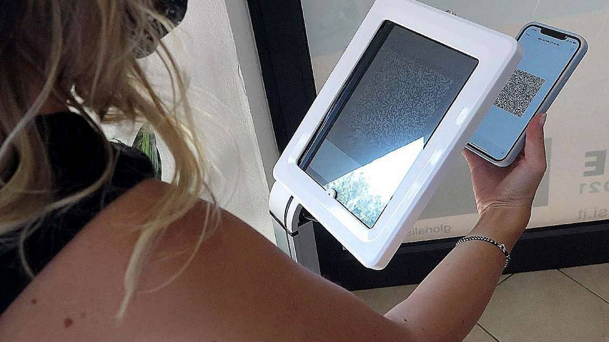 Riccione. Green pass scade durante la lezione, prof espulsa