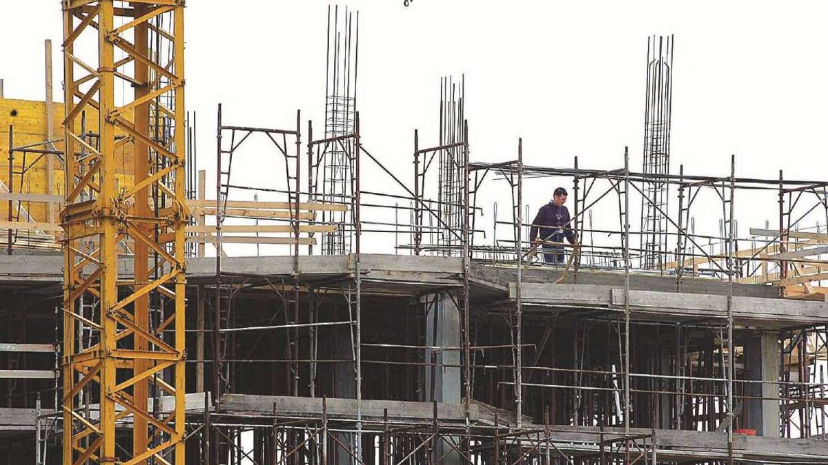 Faenza, volano martelli nel cantiere, arrestato muratore
