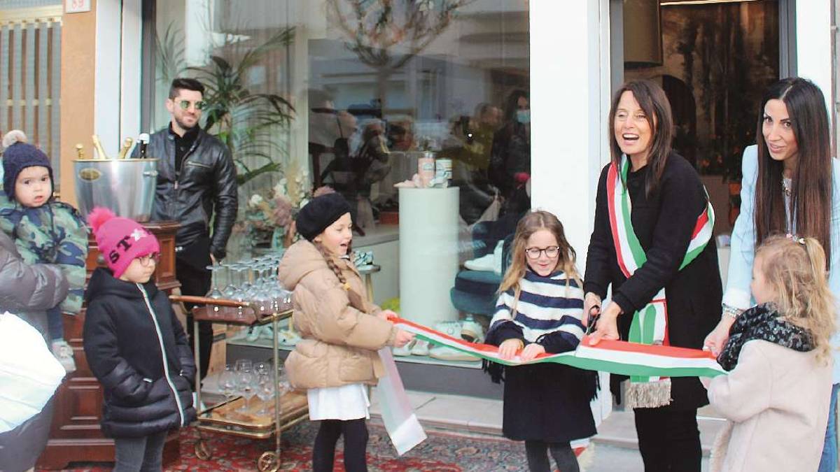Gambettola, apre un negozio di scarpe davanti al bar del fratello