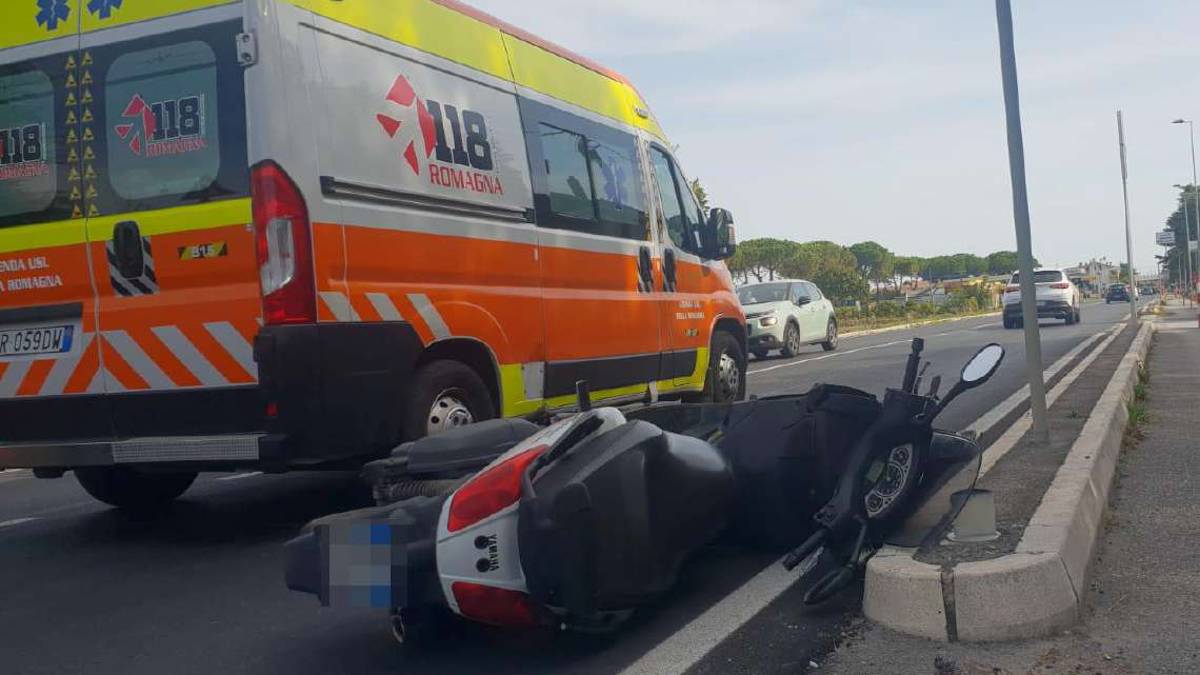 Rimini, ciclista pirata fa cadere uno scooterista: grave un 23enne