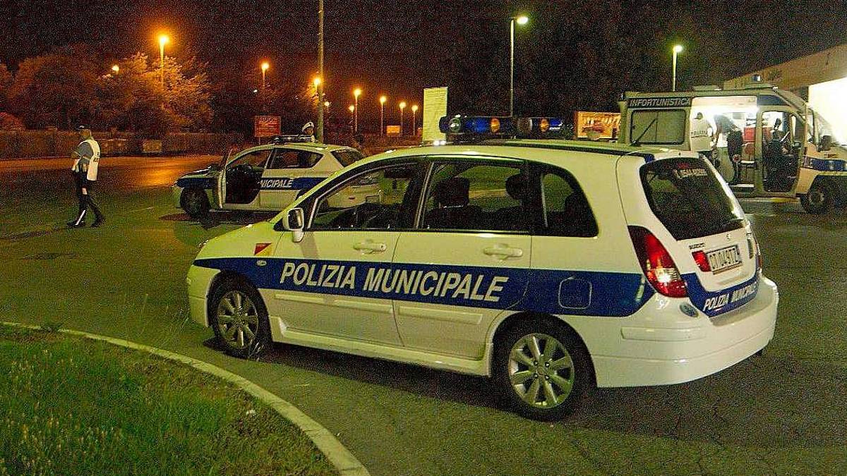 La molesta e tenta di caricarla in auto, lei lo stende con un pugno