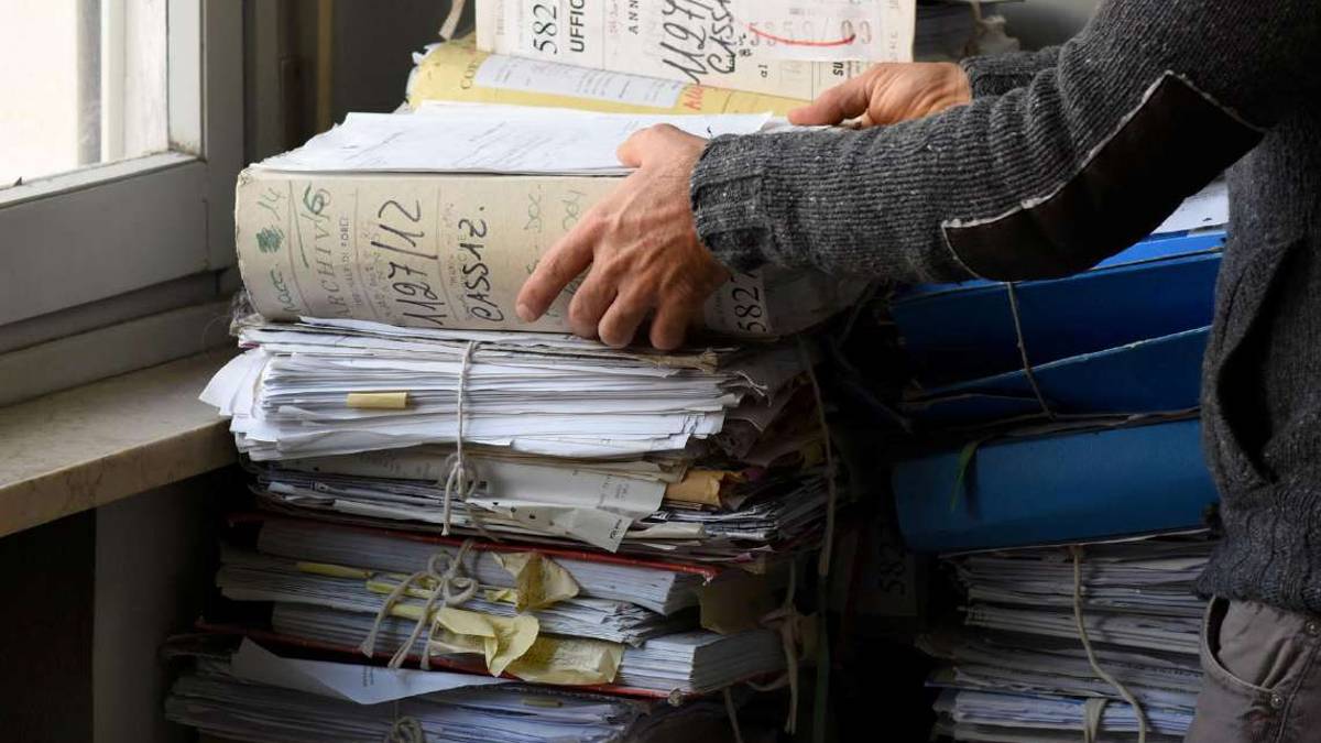 Forlì, pacco contraffatto con 80 paia di calzini dalla Cina: rischiava 11mila euro di multa