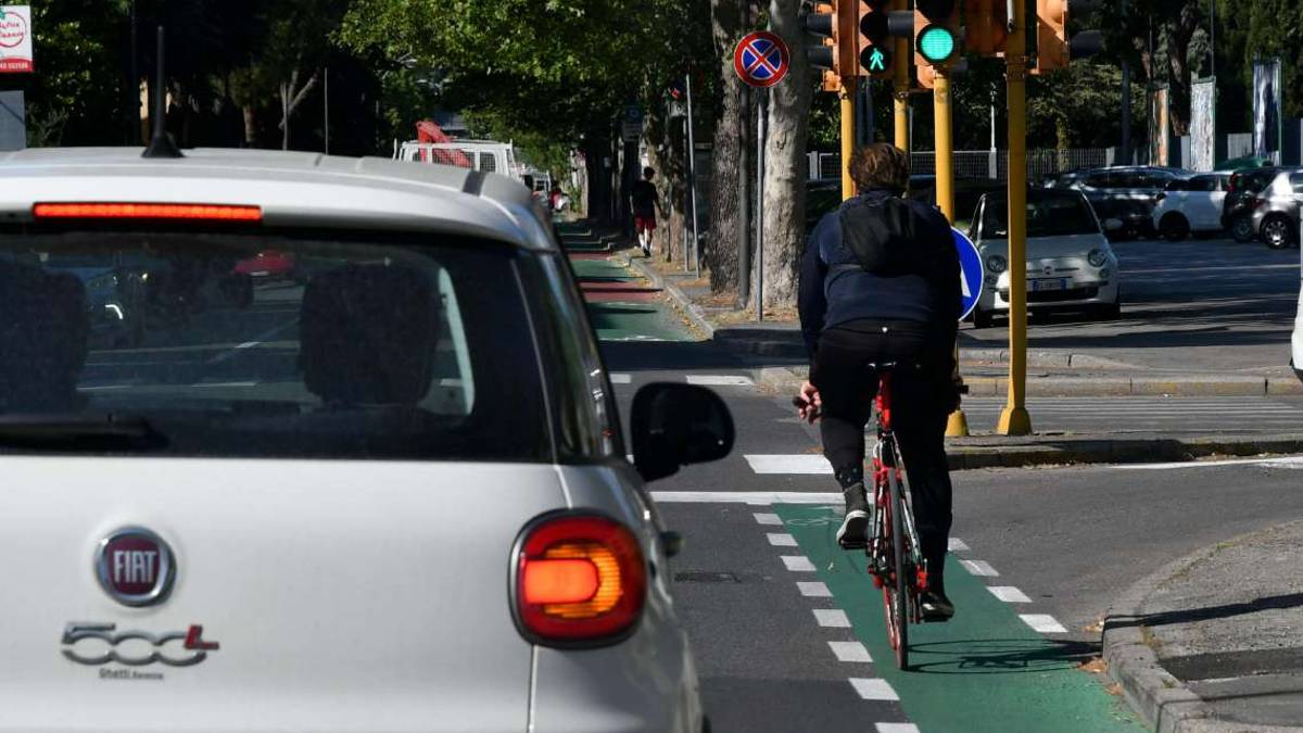 Forlì, al lavoro in bici: il picco all'alba