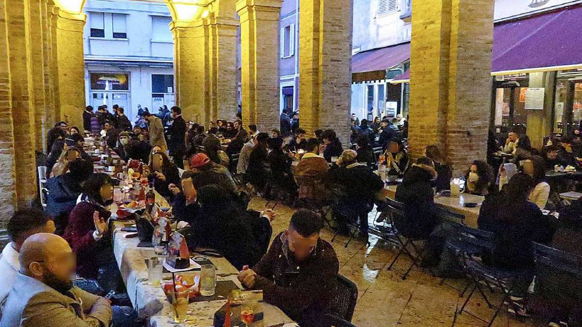 Rimini. Folla ingestibile per l’aperitivo. I locali: basta asporto