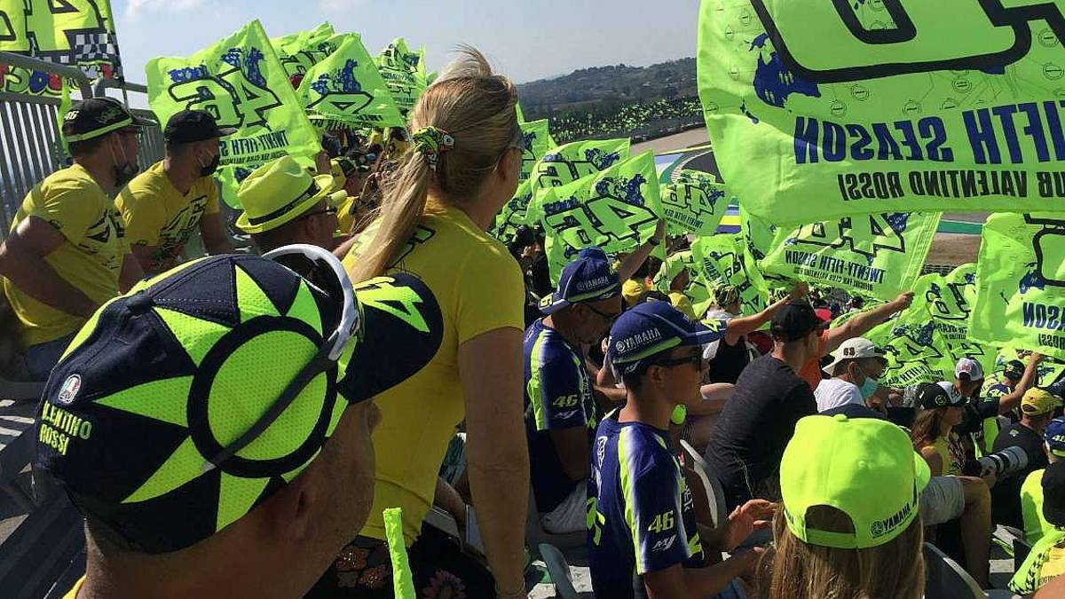 MotoGp, fan club di Valentino Rossi colora le tribune di giallo