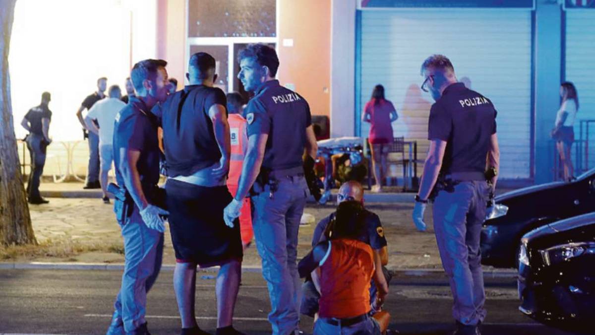 Coltellate in strada a Lido Adriano, nei guai anche un minore