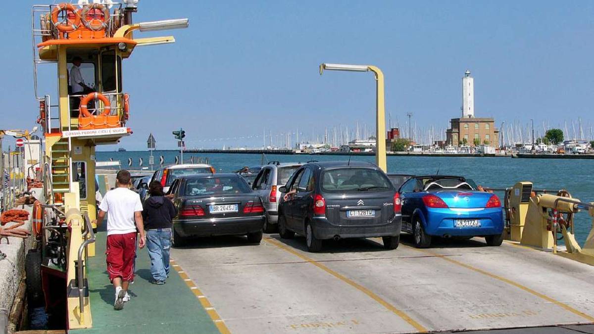 Traghetto, tariffe su misura per chi vive a Marina e P. Corsini