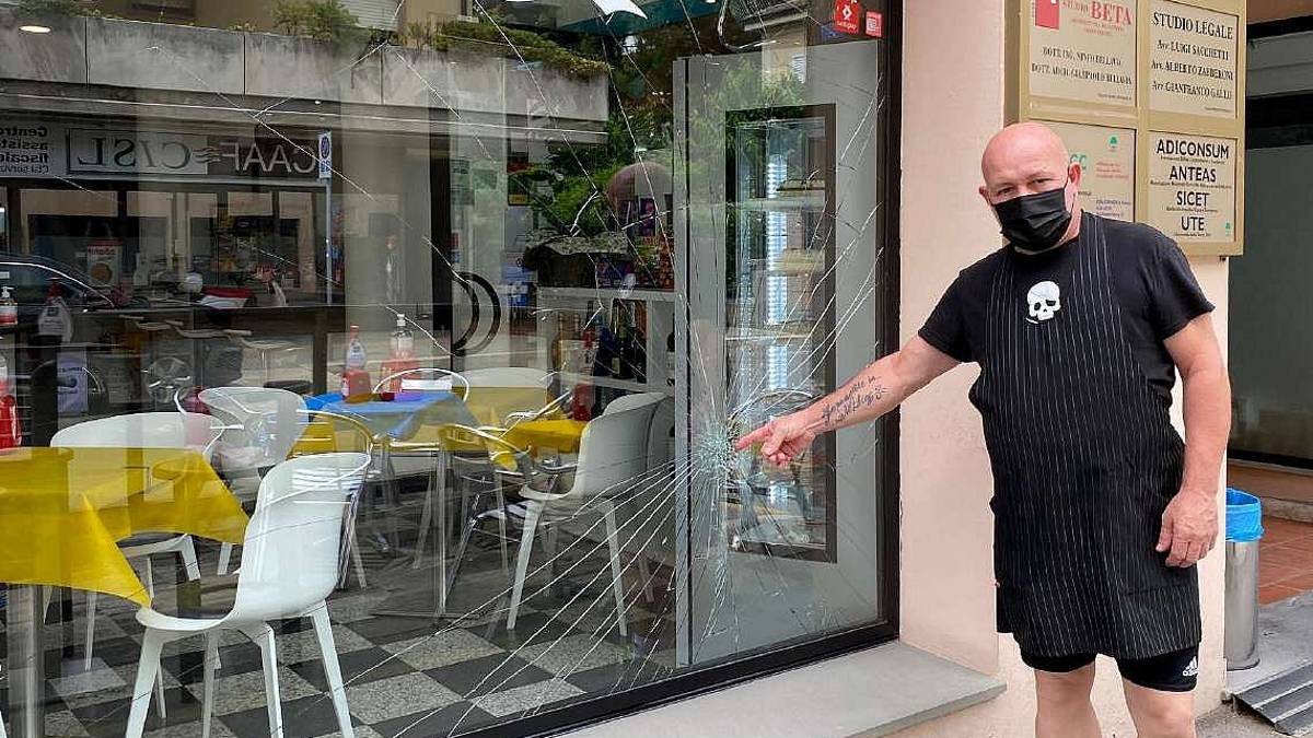 Bar nel mirino di un teppista: proteste a Cesena