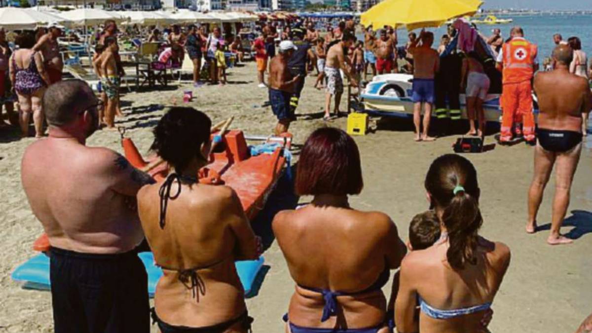 Gatteo Mare, dito incastrato nel pedalò: soccorso un bimbo