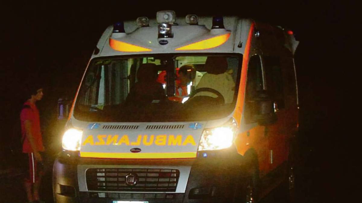 Rimini, sbatte contro l'ambulanza: la sirena non smette più di suonare