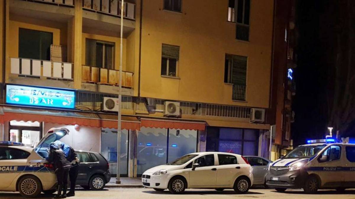 Lugo, al bar a bere e giocare. Clienti multati, locale chiuso