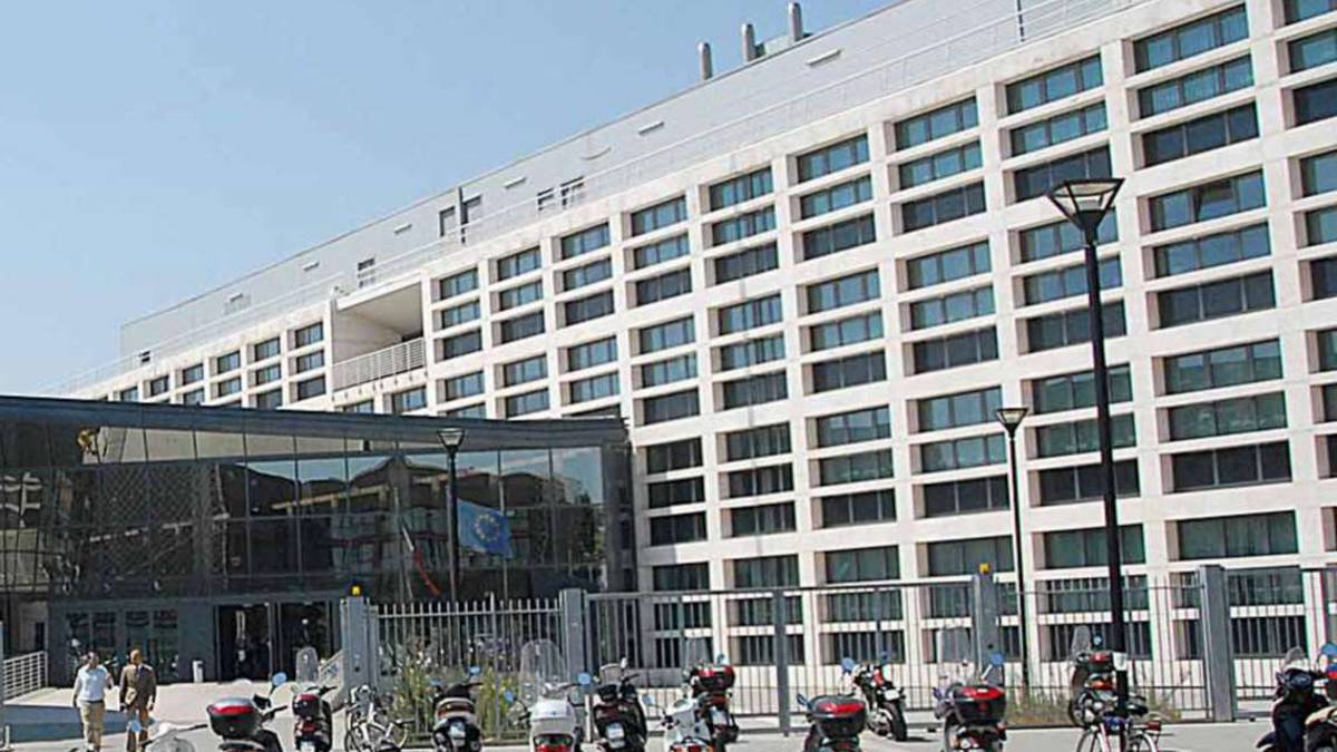 Picchia la moglie con la scopa, il giudice lo caccia via