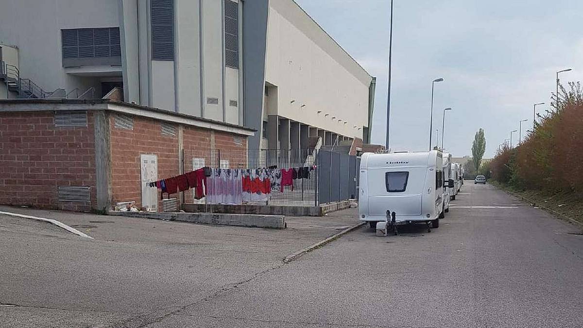 Carovane nomadi all'Rds Stadium: panni stesi in strada