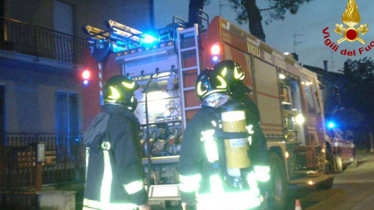 Imola, donna salvata dalle fiamme, nel rogo muore il cagnolino