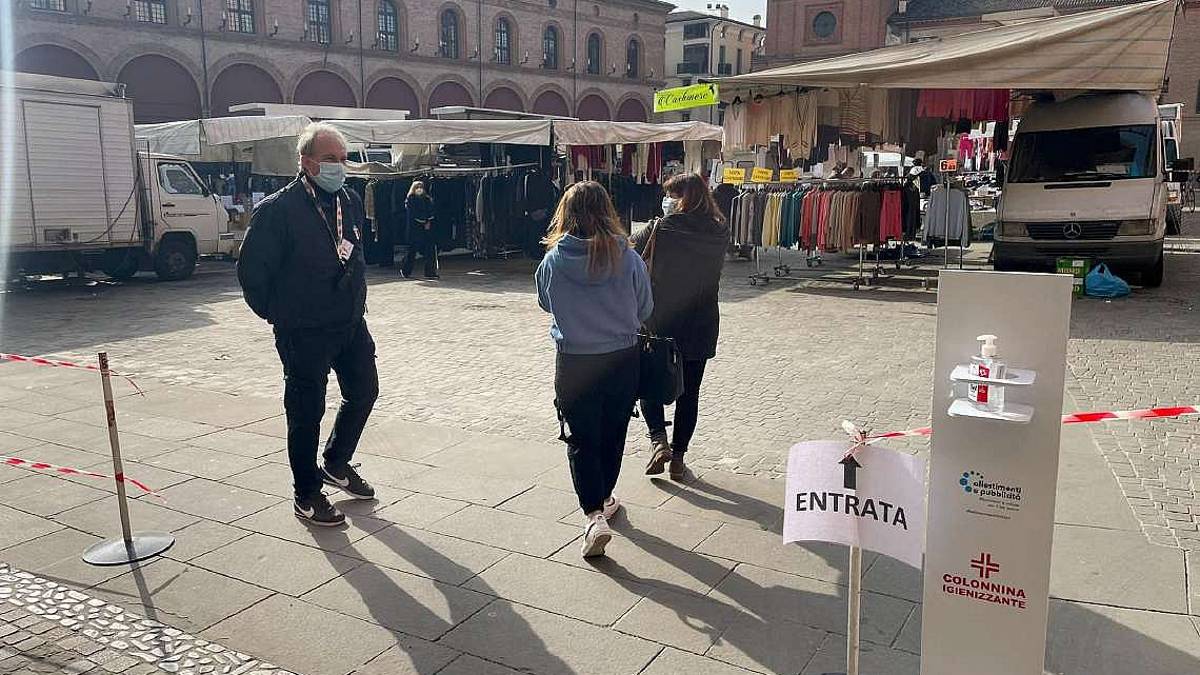 Imola, si riorganizza il mercato: addio a 18 bancarelle