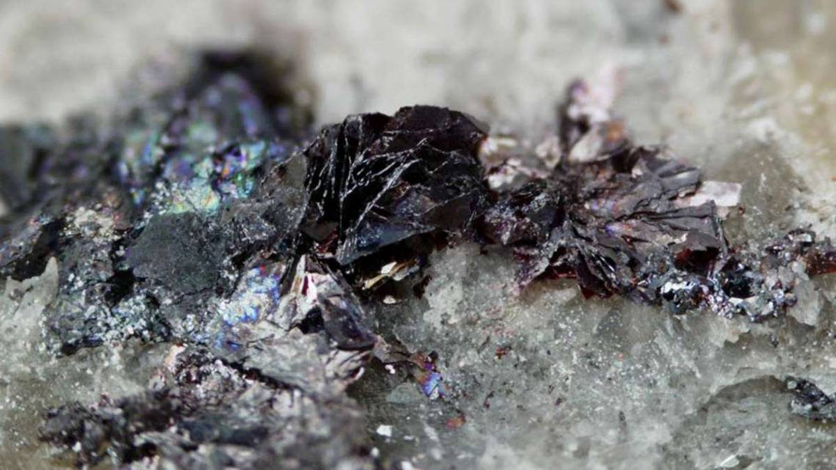 Ha scoperto il 2% dei minerali in natura: ne scova un altro
