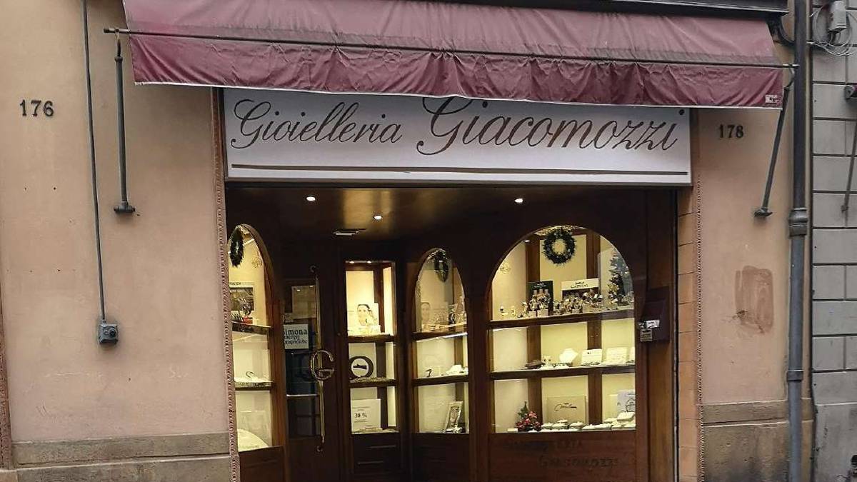 Imola, mi mostra gli orologi? Poi li prende e scappa via