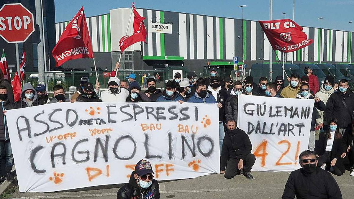 Rimini, i dipendenti Amazon bloccano due camion