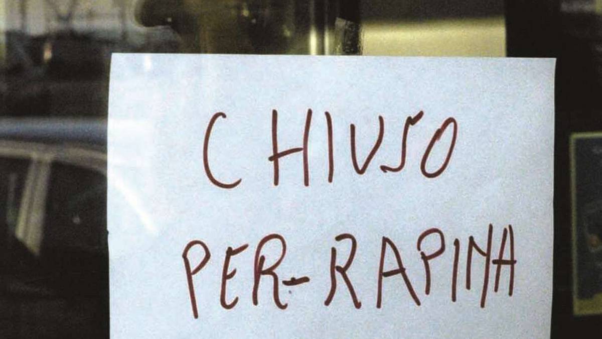 Ravenna, dipendenti legati nell'ufficio postale da rapinatori vestiti da imbianchini