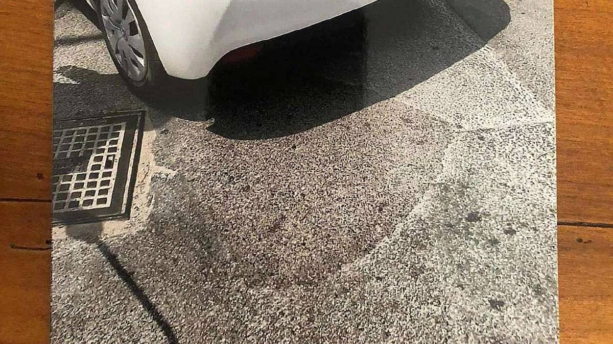 I ciclisti lo intralciano: li minaccia col piede di porco