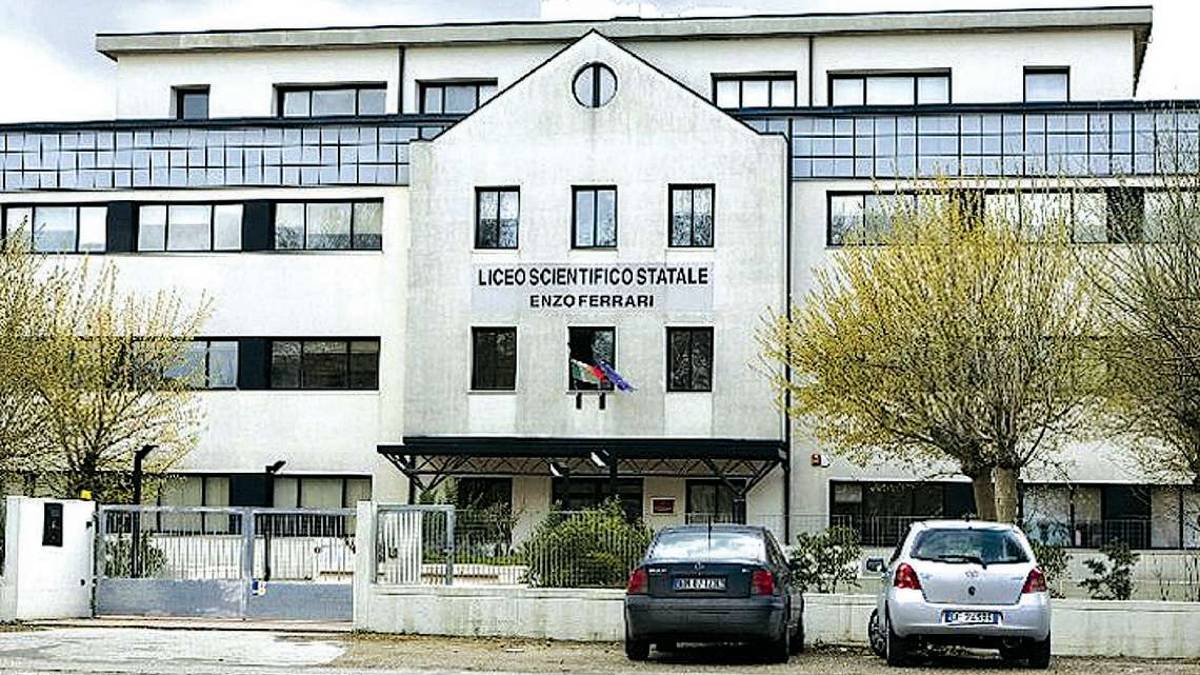 Cesenatico: marcia di protesta contro le lezioni sotto ai tendoni