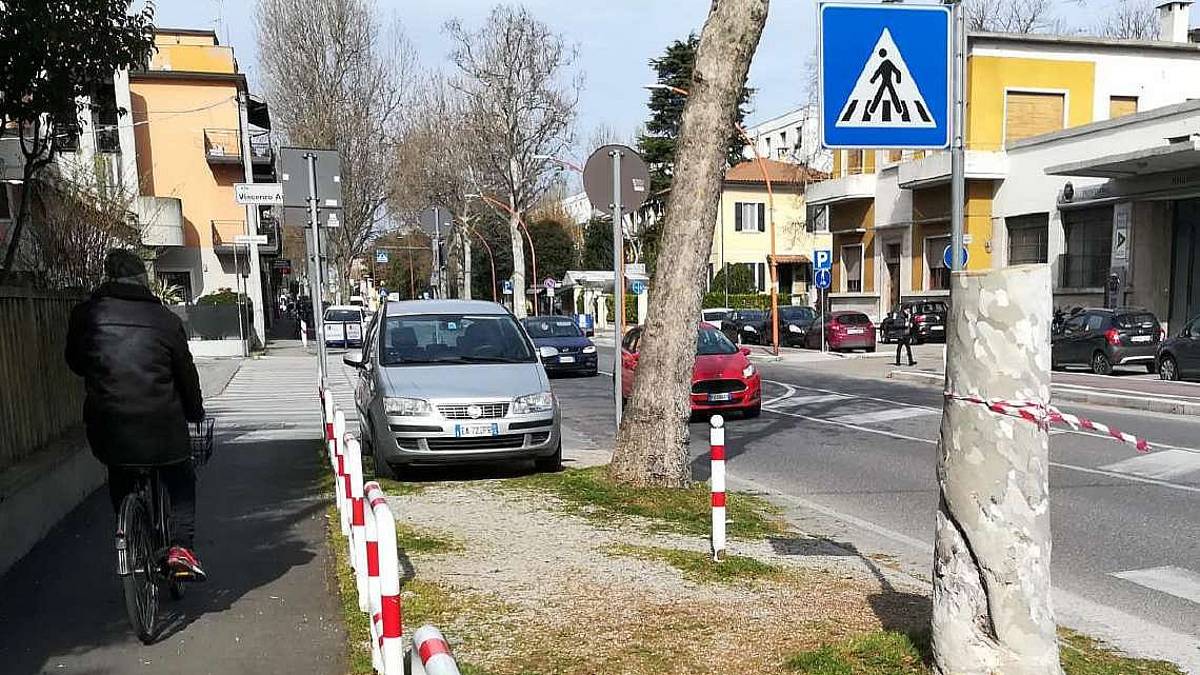 Viale Oberdan a Cesena: il pericolo corre sul marciapiede