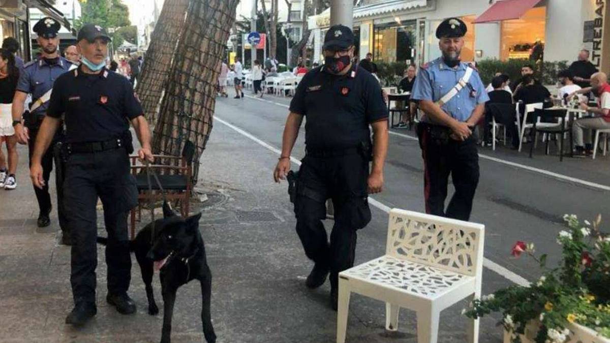 Riccione, commessa resiste all'assalto di una baby gang e la mette in fuga