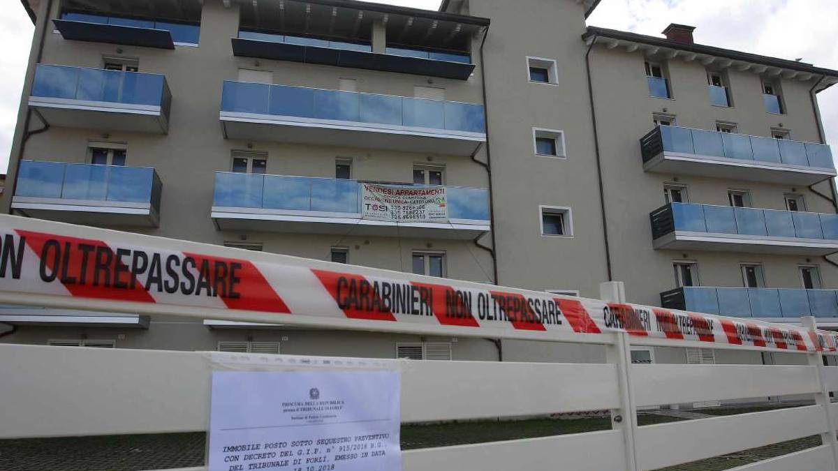 Cesenatico, case abusive nell'ex hotel: scambio di accuse