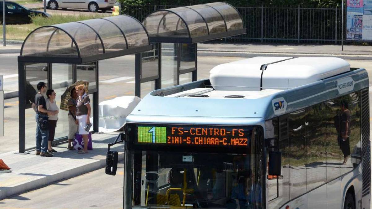 Forlì, bici vandalizzate in stazione: Costretti a usare l'auto