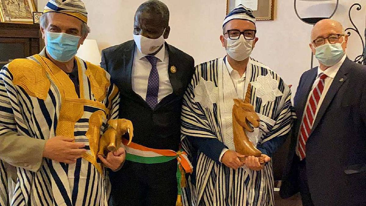 Forlì, il sindaco Zattini e il vice sindaco Mezzacapo in abiti africani per il gemellaggio con Biankouma