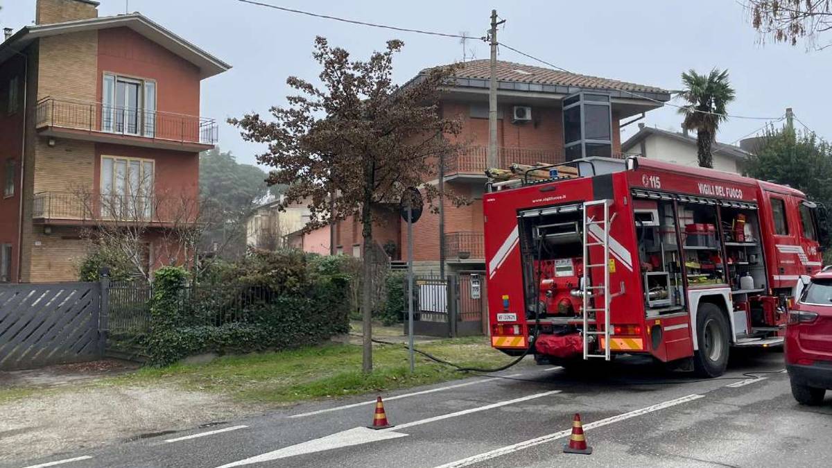 Cesena: sotto tetto di una casa a fuoco in via Farini