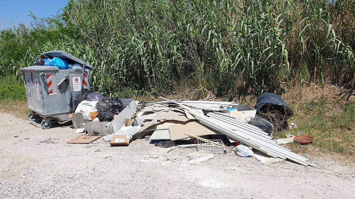 Ravenna, discarica all'aperto alla Bassona. Sanzionati i colpevoli