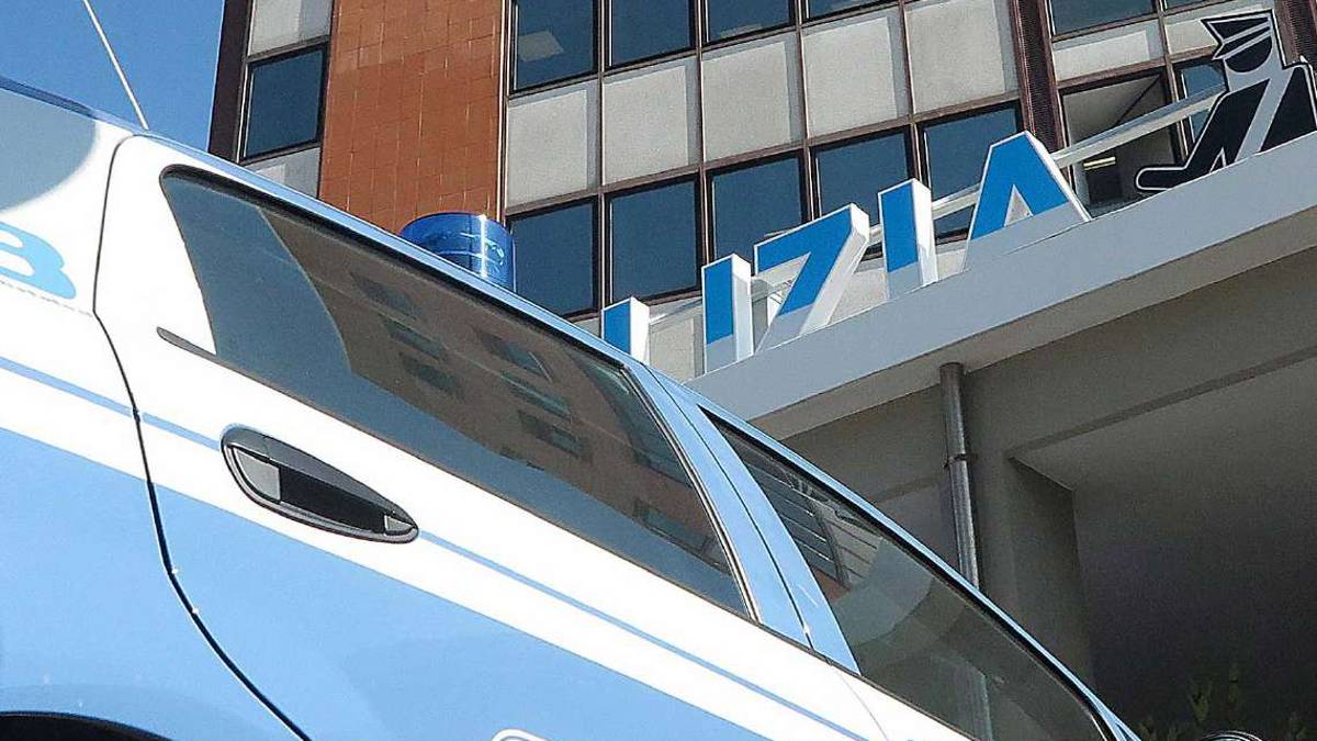 Rimini, ruba una felpa alle Befane e malmena il personale di vigilanza: 25enne arrestato