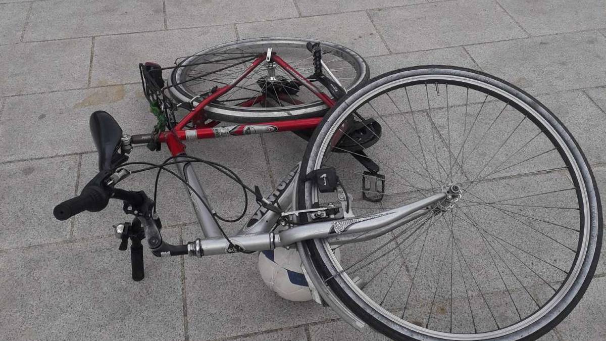 Cesena, pallonata dei bambini contro la bici: chiama la polizia