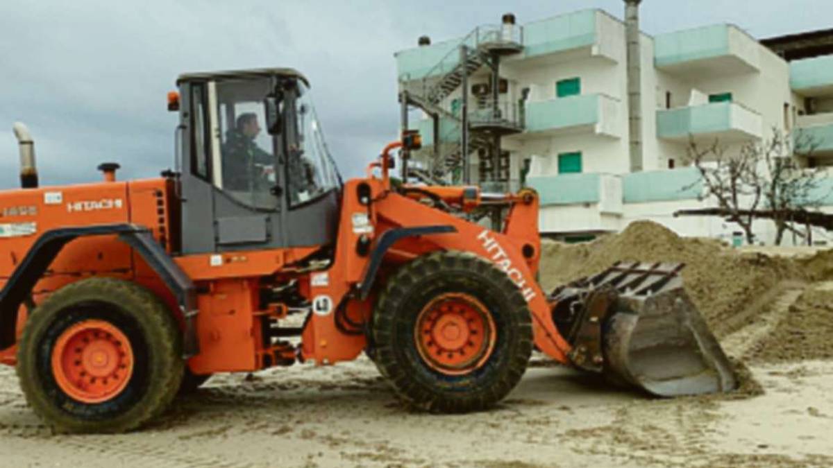 Cesenatico, dune in spiaggia spazzate via: corsa per ricostruirle