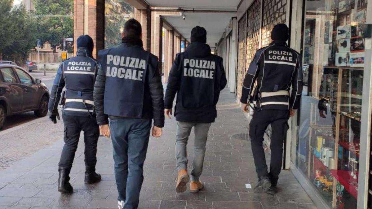 Ravenna, prodotti scaduti da anni. Maxi sequestro in 3 negozi in zona Speyer