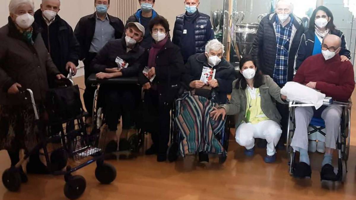 Fusignano, Arrigo Sacchi fa la guida per gli anziani alla sua mostra