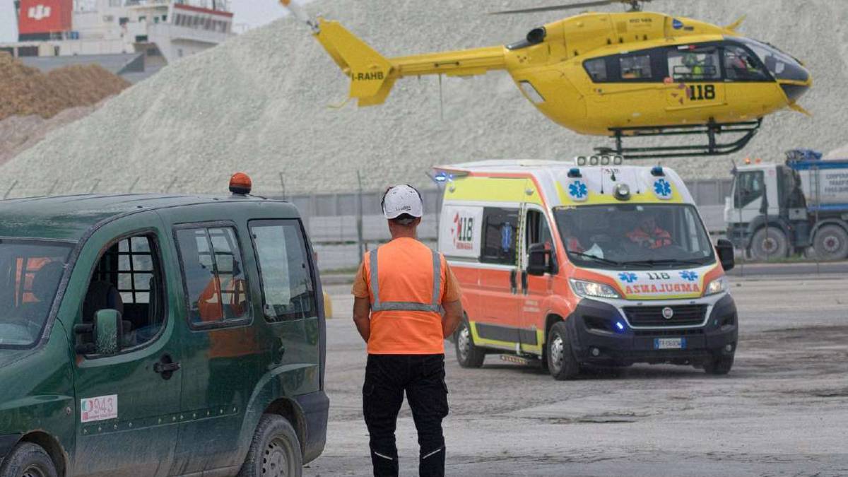 Ravenna, perito di 58 anni travolto dal carico su una nave