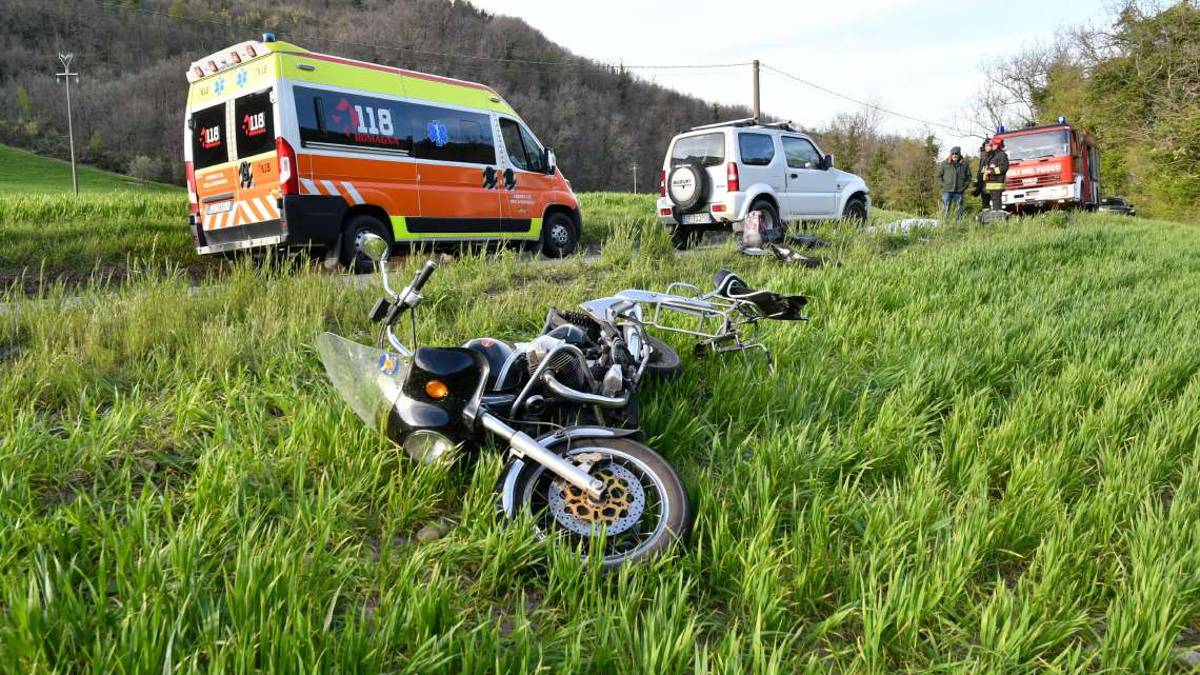 Modigliana, scivola in moto e finisce sotto un'auto: morto 69enne faentino