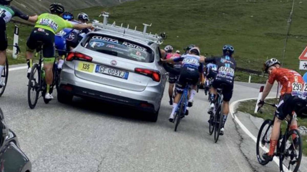 Ciclismo, si fanno trainare al Giro d'Italia Under 23: anche due romagnoli tra i 31 squalificati