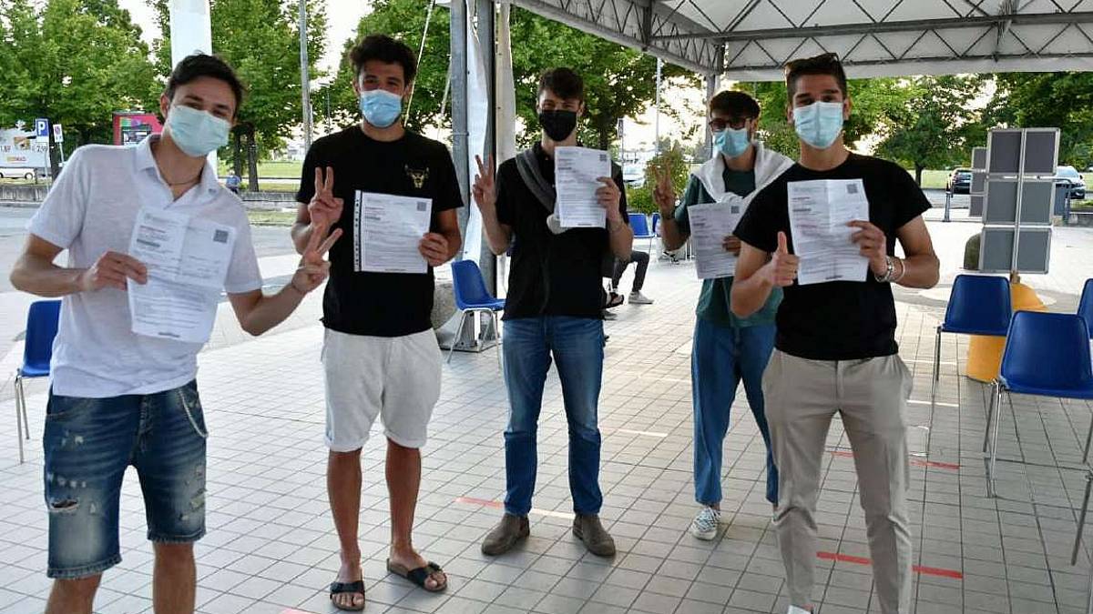 Forlì, 5 amici si vaccinano insieme