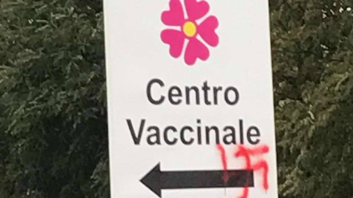 Ravenna, imbrattamenti all'hub vaccinale: svastica nel cartello