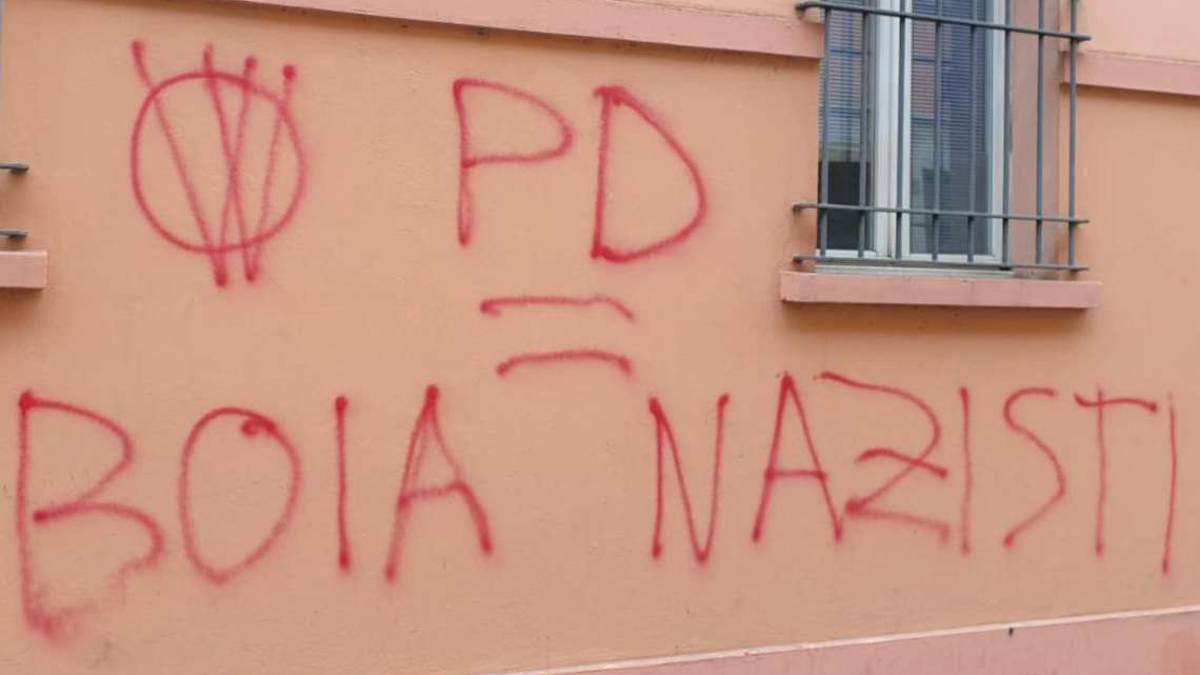 Lugo, sede del Pd imbrattata da scritte No vax